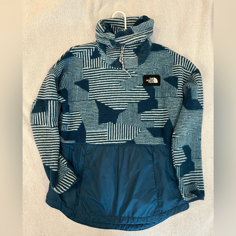 North Face Women’s High Neck Pullover •Size Medium • Unique Pattern•Side Pockets